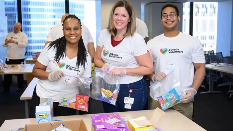 志愿者正在打包食品