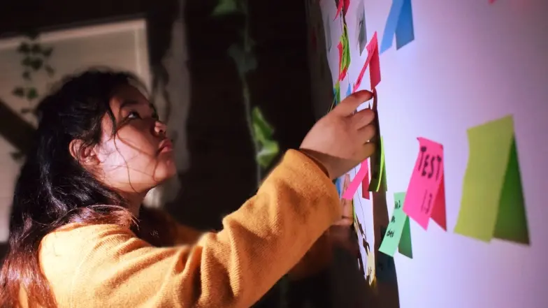 étudiant écrivant sur des post-it