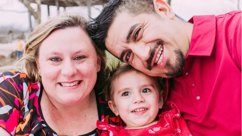 couple avec leur jeune enfant