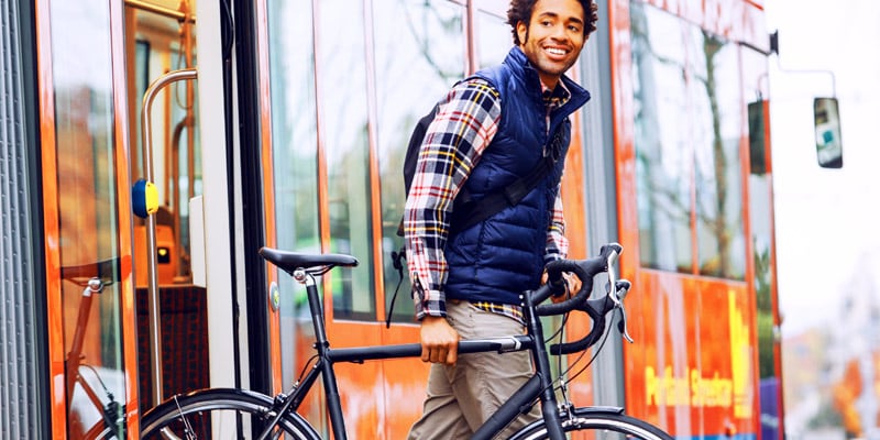 자전거와 함께 걷는 남자