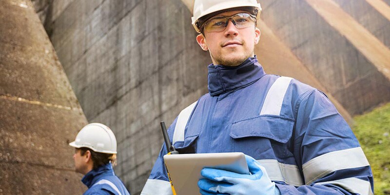 안전모를 쓰고 있는 남자