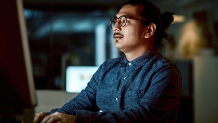 Persona que mira un monitor en una oficina